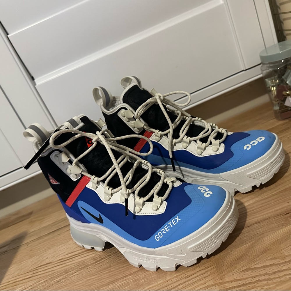 Nike ACG Gortex “hyper royal’